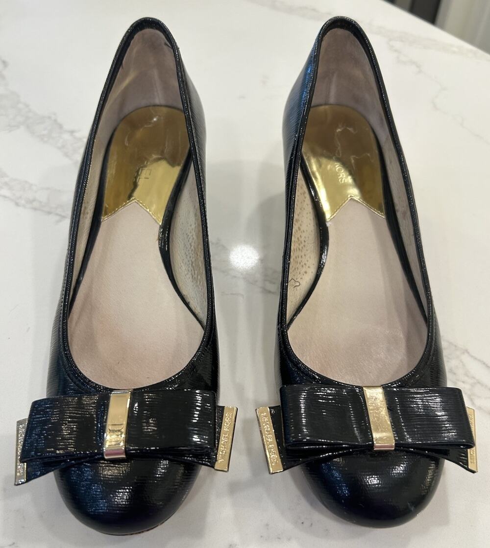 Michael Kors Kiera Mid Pumps Black Patent Leather Bow Toe Gold Logo Heels Sz 8M